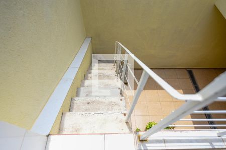 Casa à venda com 100m², 3 quartos e 2 vagas Casa à venda com 100m², 3 quartos e 2 vagasEscada