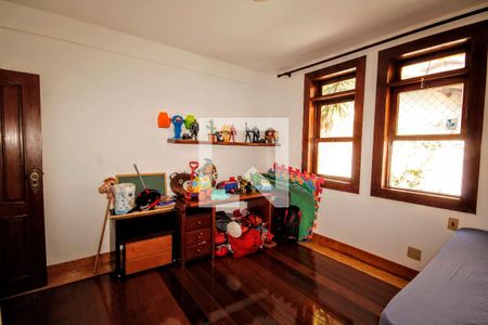 Casa à venda com 400m², 5 quartos e 4 vagasquarto 2