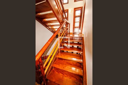 Casa à venda com 400m², 5 quartos e 4 vagasEscada