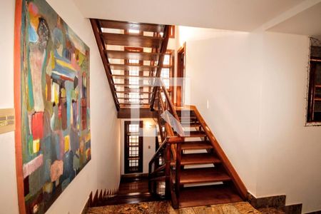 Casa à venda com 400m², 5 quartos e 4 vagasEscada