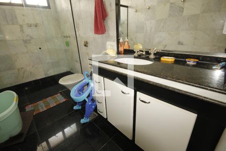 Casa à venda com 400m², 5 quartos e 4 vagasbanheiro 2