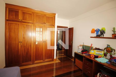 Casa à venda com 400m², 5 quartos e 4 vagasquarto 2