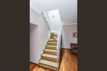 Escada de casa para alugar com 3 quartos, 161m² em Vila Fiat Lux, São Paulo