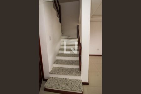 Casa à venda com 117m², 3 quartos e 2 vagasEscada