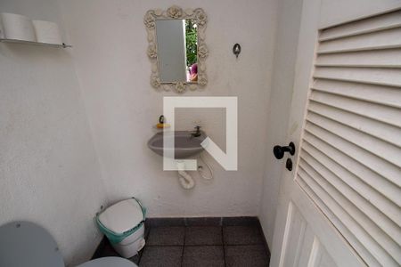 Casa de condomínio à venda com 520m², 4 quartos e 2 vagasBanheiro externo