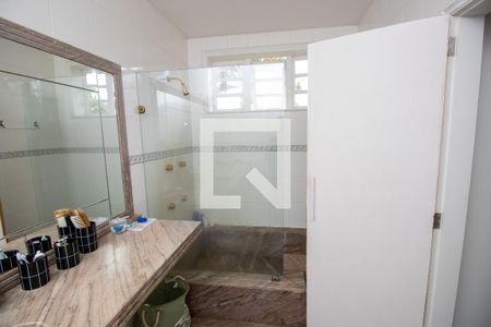 Casa de condomínio à venda com 520m², 4 quartos e 2 vagasBanheiro quarto 1