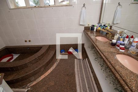 Casa de condomínio à venda com 520m², 4 quartos e 2 vagasBanheiro quarto 4
