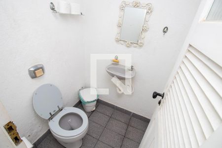 Casa de condomínio à venda com 520m², 4 quartos e 2 vagasBanheiro externo