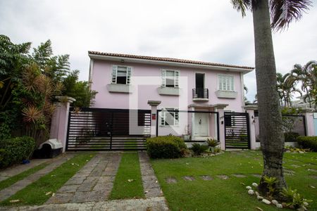 Casa de condomínio à venda com 520m², 4 quartos e 2 vagasFachada