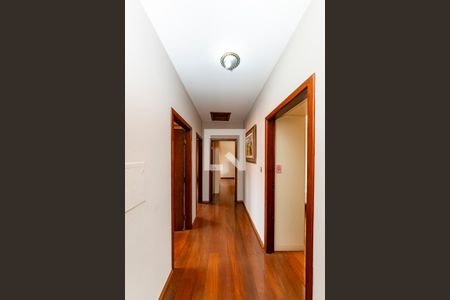 Casa à venda com 367m², 4 quartos e 5 vagasCorredor