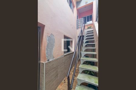 Casa à venda com 250m², 2 quartos e 2 vagasEscada