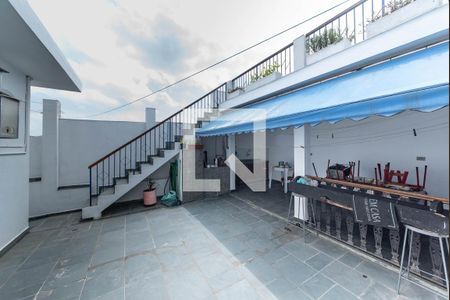 Casa à venda com 300m², 5 quartos e 3 vagas Casa à venda com 300m², 5 quartos e 3 vagasQuintal - Varanda