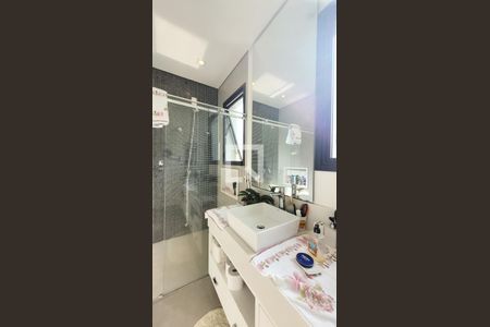 Casa de condomínio à venda com 300m², 4 quartos e 4 vagas Casa de condomínio à venda com 300m², 4 quartos e 4 vagasBanheiro da Suíte 1