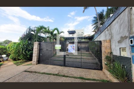 Casa de condomínio à venda com 300m², 4 quartos e 4 vagas Casa de condomínio à venda com 300m², 4 quartos e 4 vagasFachada
