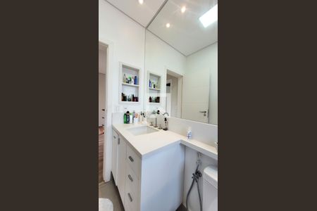 Casa de condomínio à venda com 300m², 4 quartos e 4 vagas Casa de condomínio à venda com 300m², 4 quartos e 4 vagasBanheiro Social 1