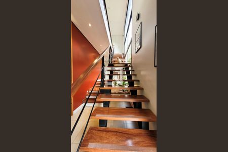 Casa de condomínio à venda com 300m², 4 quartos e 4 vagas Casa de condomínio à venda com 300m², 4 quartos e 4 vagasEscada