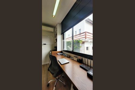 Casa de condomínio à venda com 300m², 4 quartos e 4 vagas Casa de condomínio à venda com 300m², 4 quartos e 4 vagasEscritório