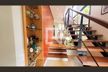 Casa de condomínio à venda com 300m², 4 quartos e 4 vagas Casa de condomínio à venda com 300m², 4 quartos e 4 vagasEscada