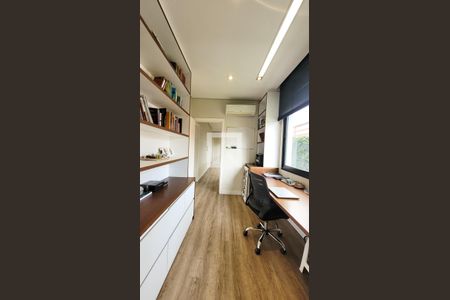 Casa de condomínio à venda com 300m², 4 quartos e 4 vagas Casa de condomínio à venda com 300m², 4 quartos e 4 vagasEscritório