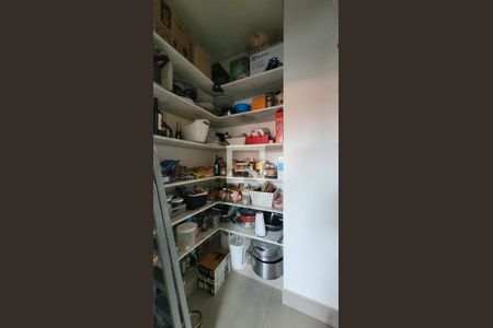 Casa de condomínio à venda com 300m², 4 quartos e 4 vagas Casa de condomínio à venda com 300m², 4 quartos e 4 vagasDespensa