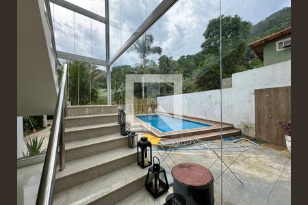 Casa de condomínio à venda com 500m², 4 quartos e 3 vagasSala - Escada