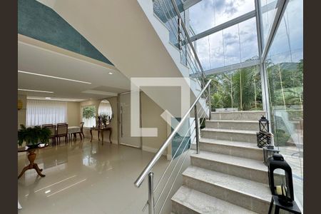 Casa de condomínio à venda com 500m², 4 quartos e 3 vagasSala - Escada