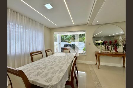 Casa de condomínio à venda com 500m², 4 quartos e 3 vagasSala