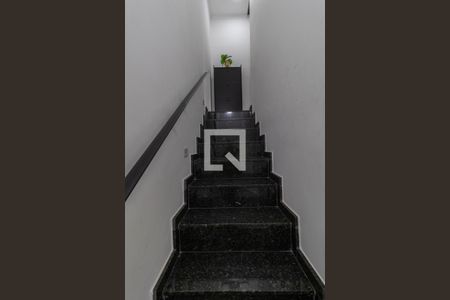 Casa à venda com 85m², 2 quartos e 2 vagasEscada