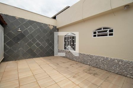 Casa para alugar com 222m², 3 quartos e 6 vagasQuintal