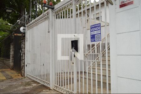 Casa à venda com 140m², 3 quartos e 3 vagasFachada + Plaquinha