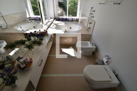 Casa de condomínio à venda com 700m², 5 quartos e 2 vagasBanheiro 1