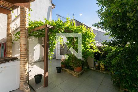 Casa à venda com 180m², 2 quartos e 3 vagas Casa à venda com 180m², 2 quartos e 3 vagasÁrea externa