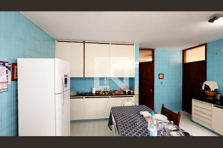 Casa à venda com 780m², 5 quartos e 3 vagas Casa à venda com 780m², 5 quartos e 3 vagasCozinha