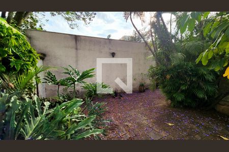 Casa à venda com 780m², 5 quartos e 3 vagas Casa à venda com 780m², 5 quartos e 3 vagasQuintal