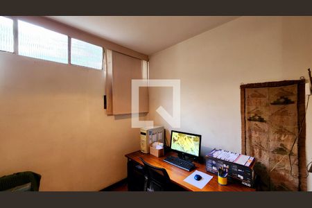 Casa à venda com 780m², 5 quartos e 3 vagas Casa à venda com 780m², 5 quartos e 3 vagasEscritório