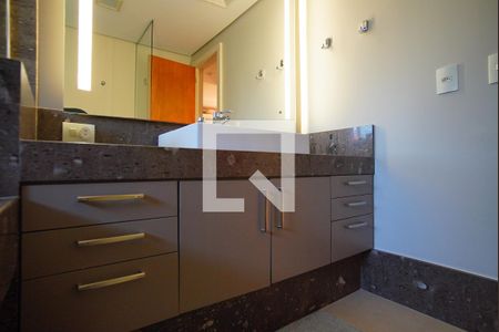 Casa à venda com 500m², 3 quartos e 4 vagasBanheiro da Suíte 2 - Segundo Andar