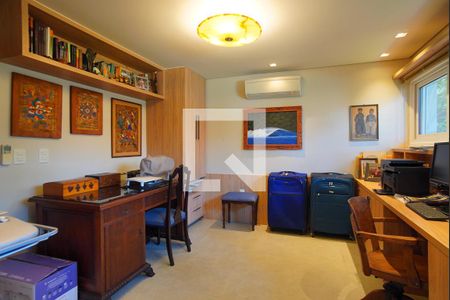 Casa à venda com 500m², 3 quartos e 4 vagasEscritório