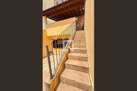 Casa à venda com 250m², 3 quartos e 6 vagasEscada