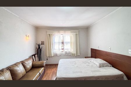 Casa à venda com 250m², 3 quartos e 6 vagasSuite