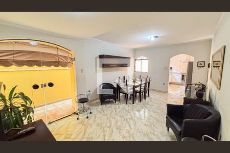 Casa à venda com 250m², 3 quartos e 6 vagasCopa