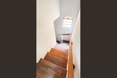 Casa à venda com 250m², 3 quartos e 6 vagasEscada