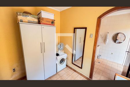 Casa à venda com 250m², 3 quartos e 6 vagasQuarto Área de Serviço