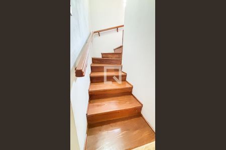 Casa à venda com 250m², 3 quartos e 6 vagasEscada