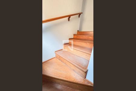 Casa à venda com 250m², 3 quartos e 6 vagasEscada