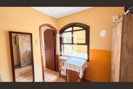 Casa à venda com 250m², 3 quartos e 6 vagasQuarto Área de Serviço