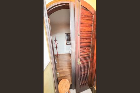 Casa à venda com 250m², 3 quartos e 6 vagasQuarto 1Varanda