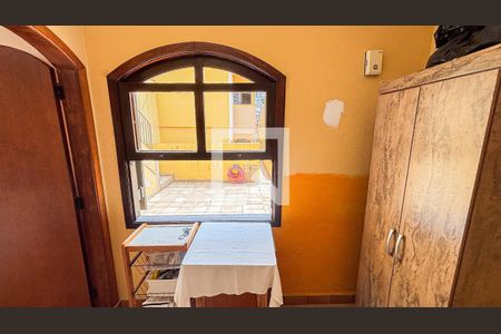 Casa à venda com 250m², 3 quartos e 6 vagasQuarto Área de Serviço