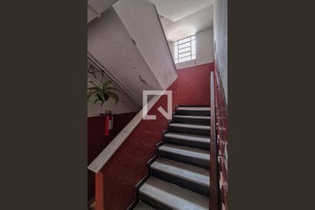 Apartamento para alugar com 70m², 2 quartos e sem vaga Apartamento para alugar com 70m², 2 quartos e sem vagaEscada