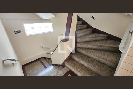 Escada de kitnet/studio para alugar com 1 quarto, 36m² em Boqueirão, Santos
