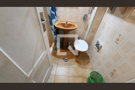 Banheiro de kitnet/studio para alugar com 1 quarto, 36m² em Boqueirão, Santos